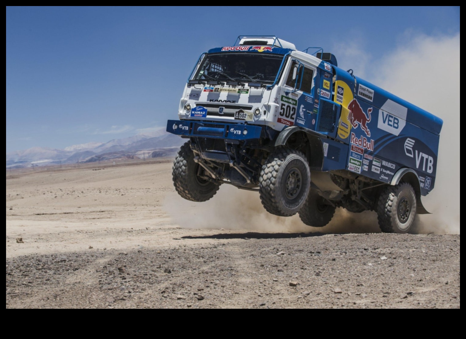 مغامرات على الطرق الوعرة: استكشاف قدرات الشاحنات على الطرق الوعرة