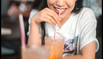 تناغم الشاي المثلج المنكه: استكشاف النوتات المبهجة للنقيع المبرد