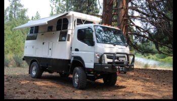 ما وراء الطريق السريع: مغامرات على الطرق الوعرة مع المركبات التجارية الثقيلة