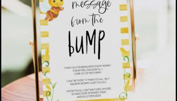 ما وراء النتوء: الاستحمام أمي والطفل بالسعادة