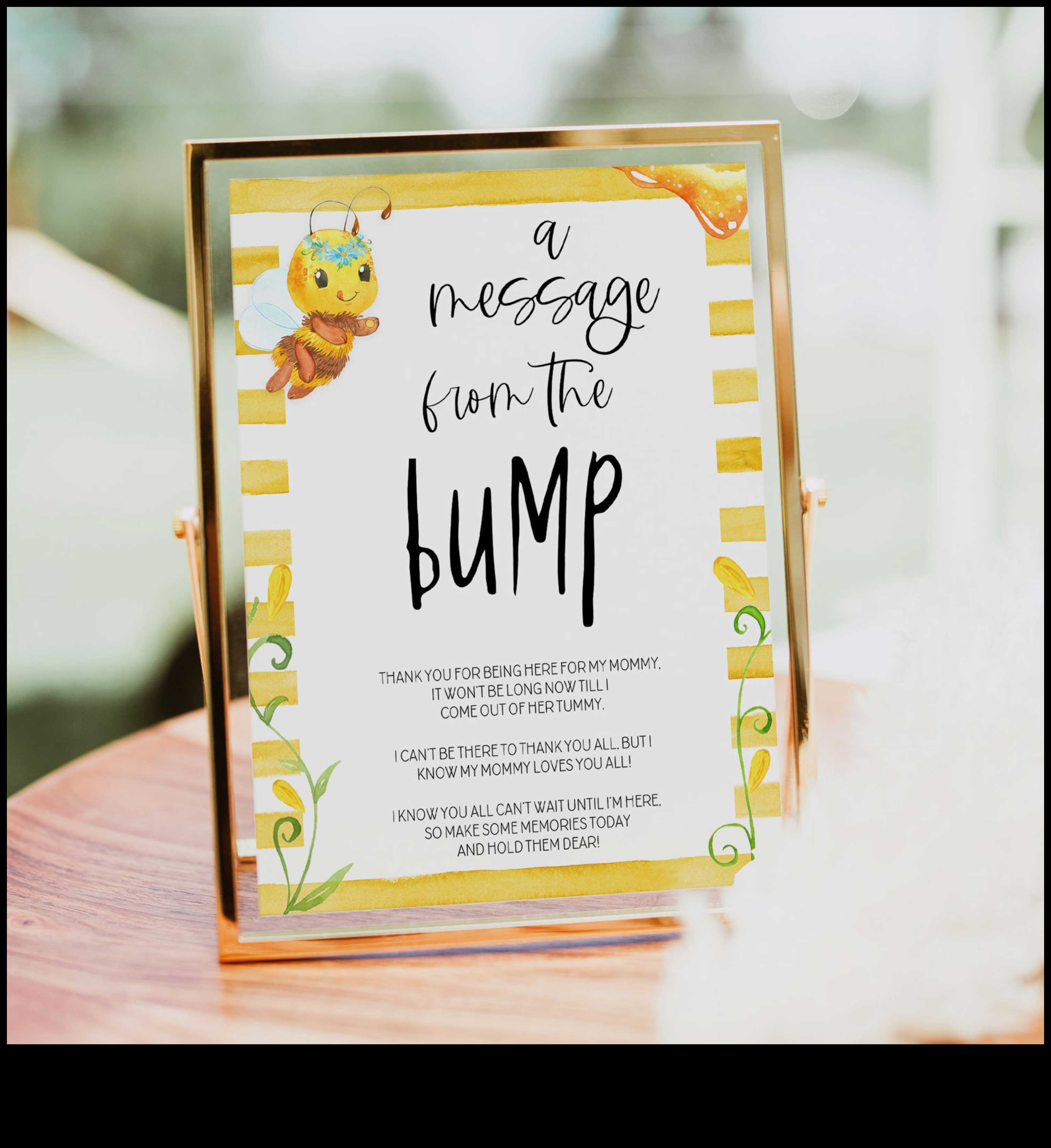 ما وراء النتوء: الاستحمام أمي والطفل بالسعادة